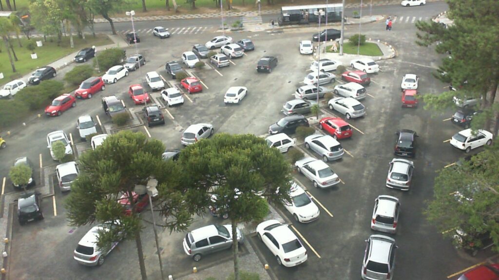 Imagem de um estacionamento representando o projeto PKLot